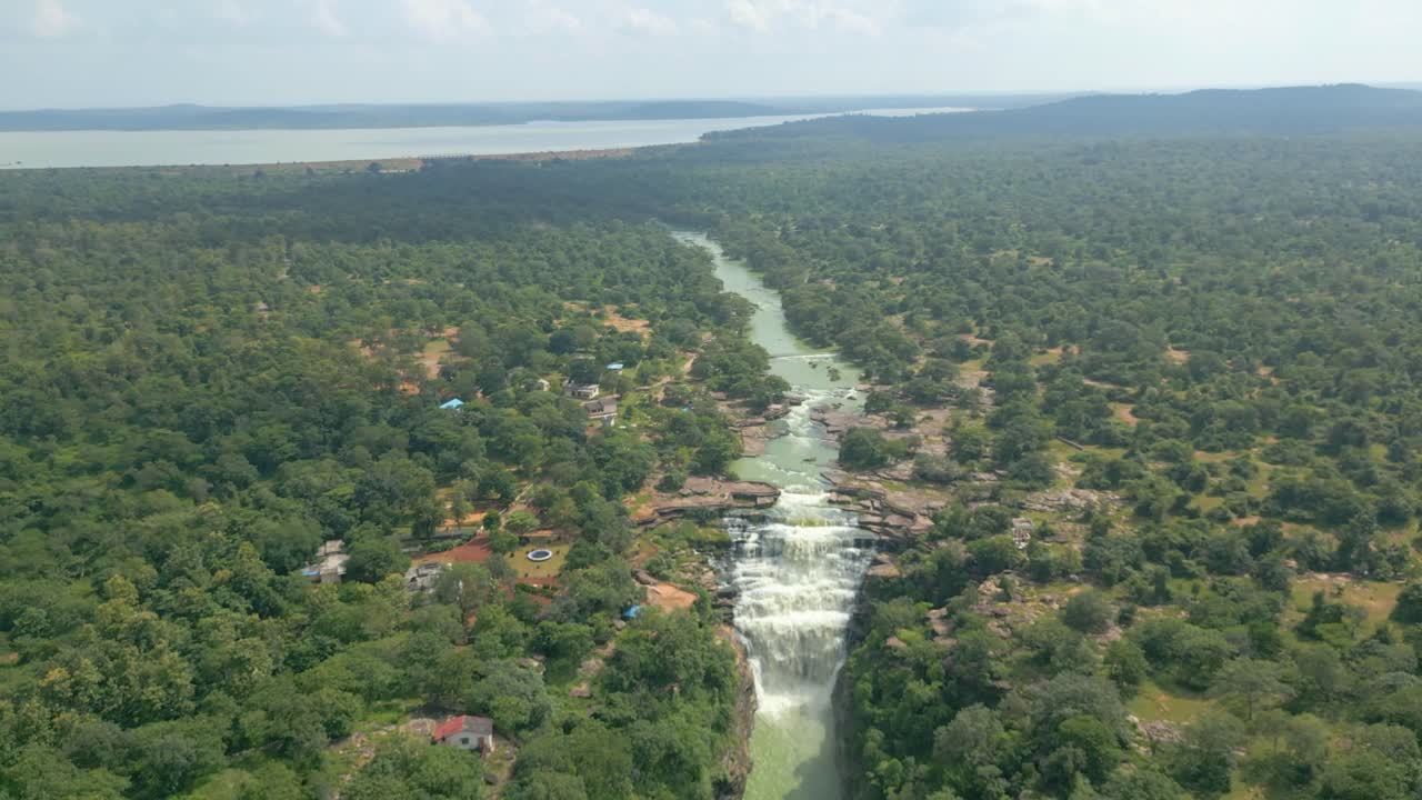 cascada rajdari devdari y la presa latif shah y el lago chandraprabha vista aérea