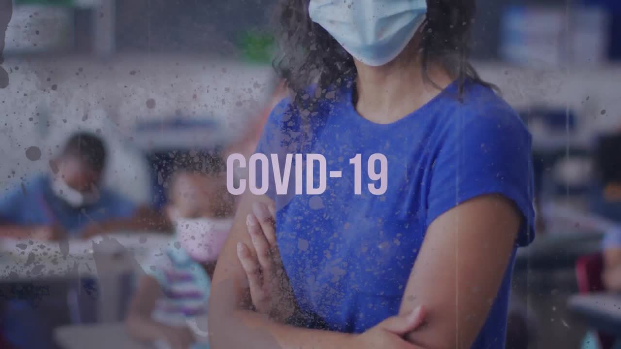 교실에서 얼굴 마스크를 쓴 여성 교사 위에 코로나 19 텍스트의 애니메이션