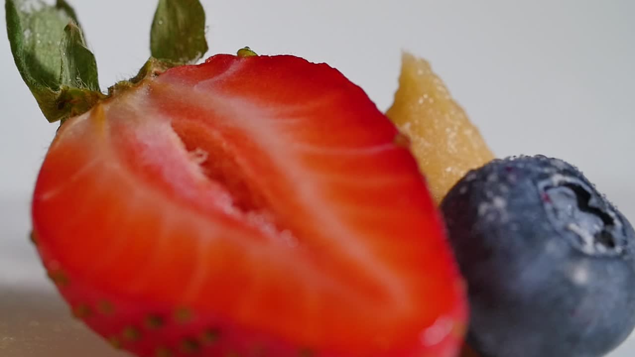 개진 딸기와 블루베리의 클로즈업