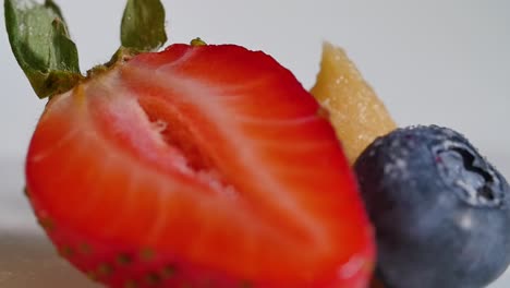 primer plano de fresas y arándanos en rodajas