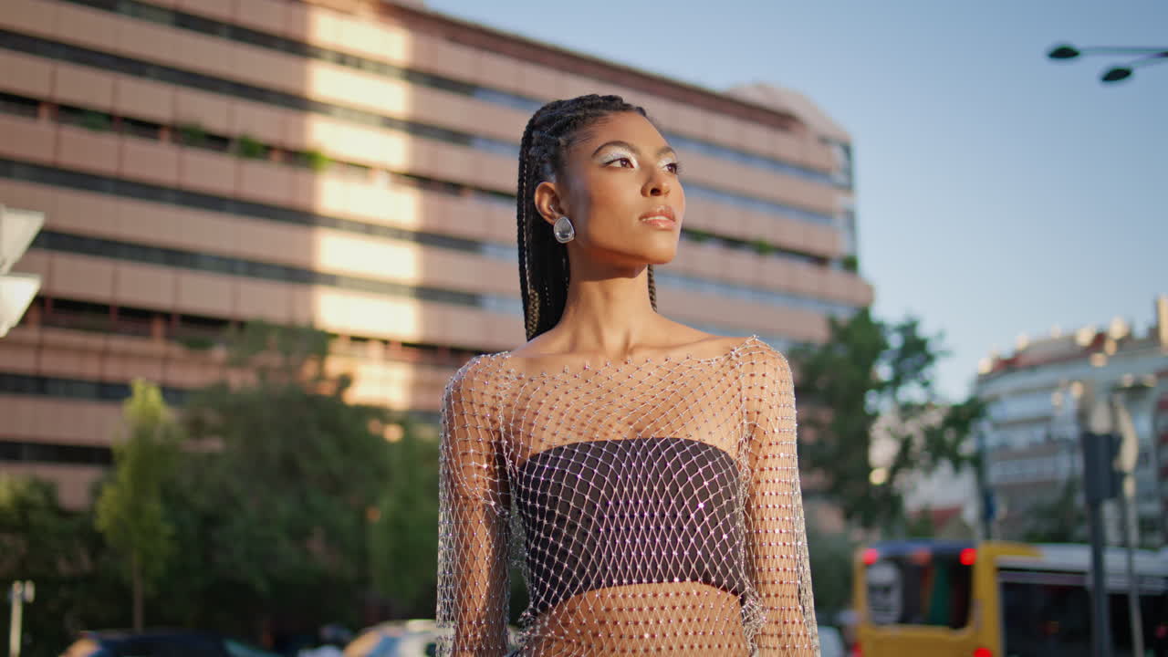 modelo moreno de moda posando en la calle soleada de primer plano. mujer de moda de pie en la ciudad