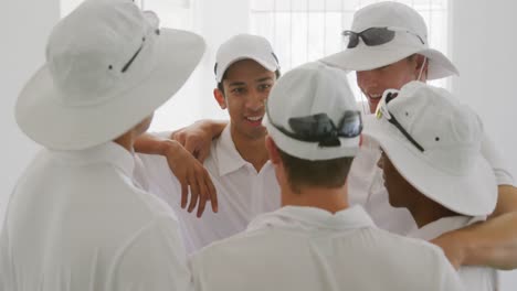 Equipo-De-Cricket-Motivándose-Unos-A-Otros-Antes-De-Jugar