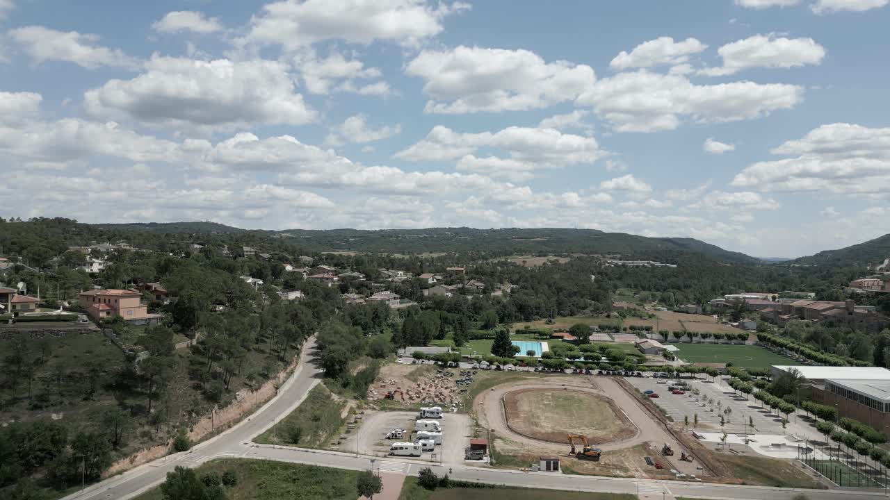 Piscina pubblica e area circostante a Gironella, Catalogna, ripresa aerea