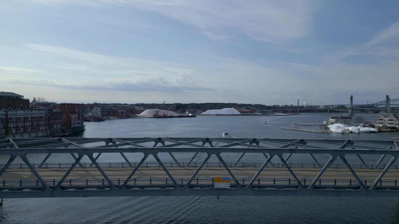Il drone si avvicina al ponte commemorativo della Prima Guerra Mondiale a sollevamento verticale sul fiume Piscataqua a Portsmouth.