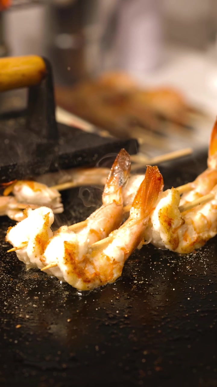 Spiedini di gamberi grigliati su un barbecue