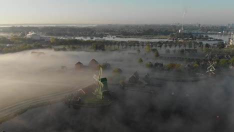 Los-Zaanse-Schans-Temprano-En-La-Mañana-Con-Una-Antena-Cinematográfica-De-Drones-De-Baja-Niebla-En-4k