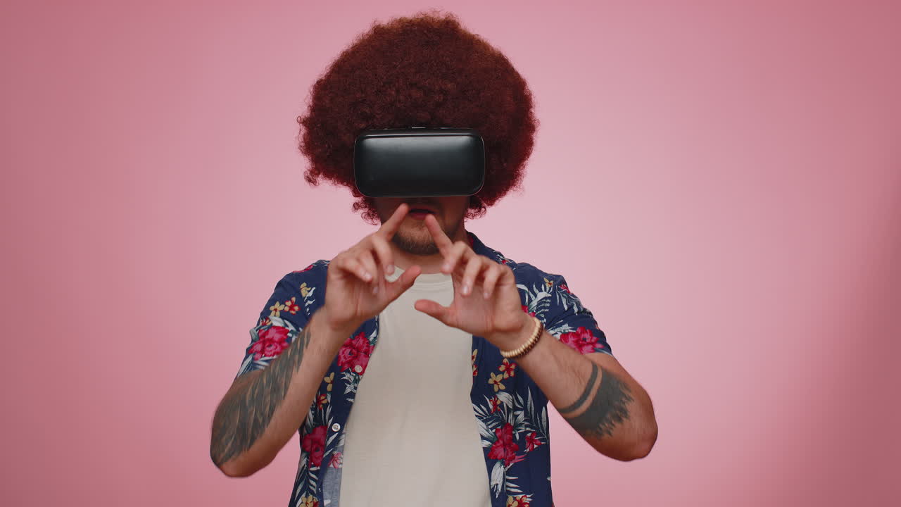 hombre usando realidad virtual tecnología futurista auriculares vr casco para jugar simulación de videojuego 3d