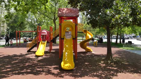 niños jugando en un patio de recreo en un parque