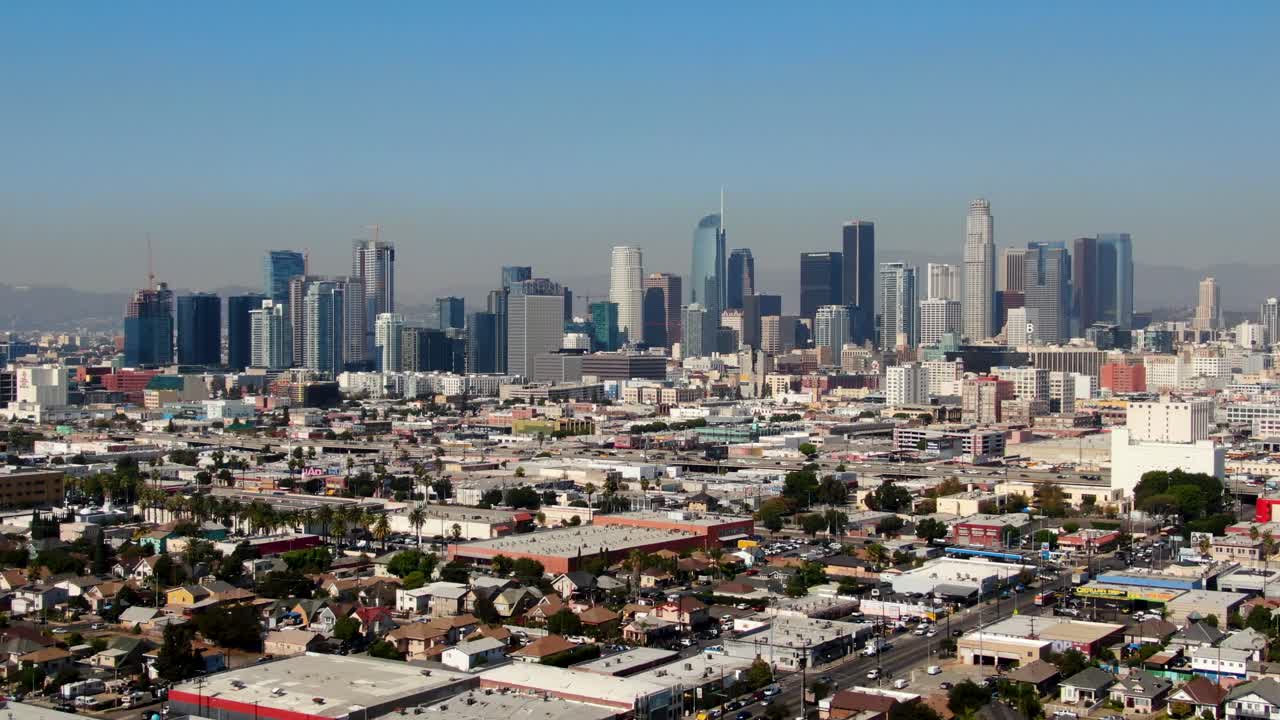 4k 드론 궤도 라 고층 빌딩 및 고속도로