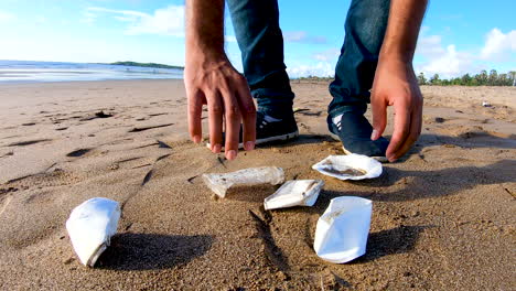 Una-Persona-Recogiendo-Basura-De-La-Playa-Recogiendo-Basura