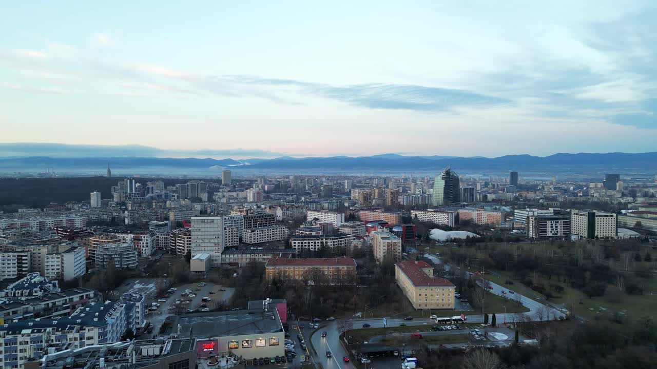 vista aérea panorámica de los edificios del horizonte de sofia bulgaria al atardecer, carretera a través del paisaje urbano