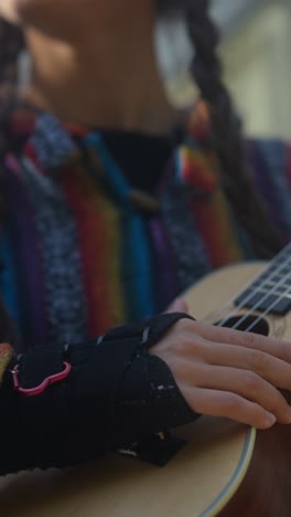 persona que toca el ukulele