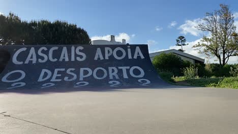 close-up de um patinador se movendo muito rápido ao longo da superfície da parede, em uma enorme piscina de skate em um destino popular para skatistas, pdg, estoril