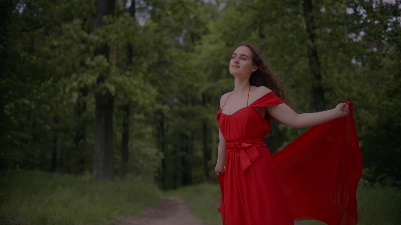 Ritratto di donna sorridente in abito rosso