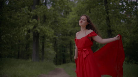 Mujer-Sonriente,-En,-Vestido-Rojo,-Retrato