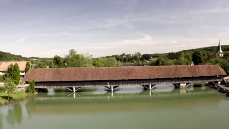 Flug-Mit-Der-Drohne-über-Die-Aare-Nach-Wangen-An-Der-Aare-Schweizer-Stadt-Im-Kanton-Bern-Mit-Historischer-Holzbrücke-über-Die-Aare-Aus-Dem-14.-Jahrhundert