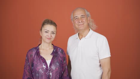pareja sonriéndose el uno al otro. gestos.
