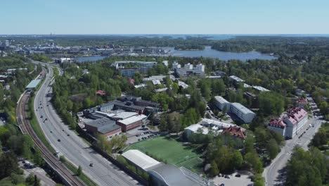 sobrevuelo de la isla de kulosaari, tráfico por carretera hacia helsinki, finlandia