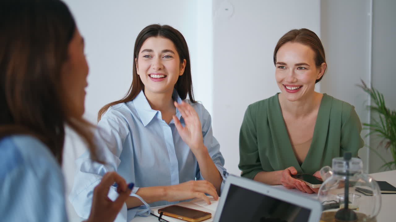 グループミーティングで笑う メンター・ボス