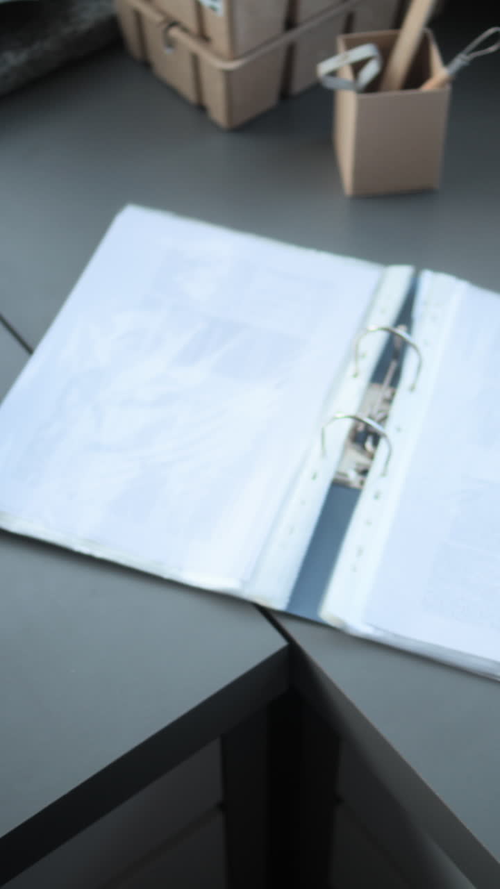 노트북 및 도구와 함께 실험실 작업 스테이션