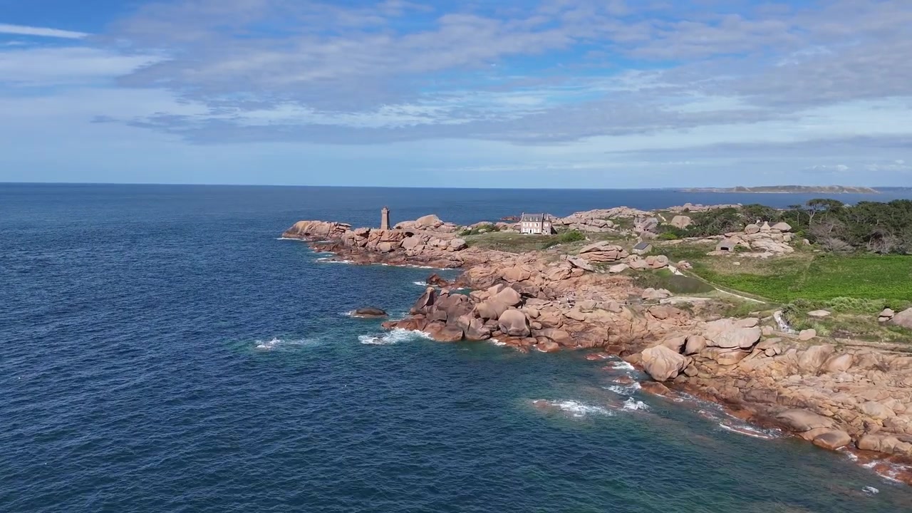Faro di Ploumanac'h sulla costa di Granito Rosa Bretagna Francia ripresa con drone in avvicinamento
