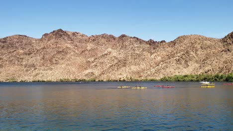 Coloridos-Botes-De-Remo-En-El-Lago-Hidromiel-En-Willow-Beach