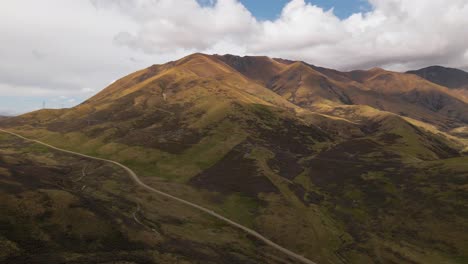 Mackenzie-Pass,-an-isolated-mountain-road-in-the-southern-alps-of-New-Zealand