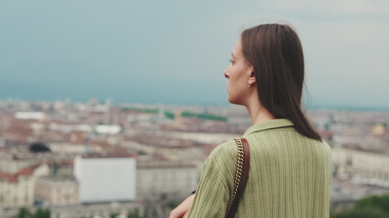 Jovem Mulher Contemplando o Horizonte da Cidade