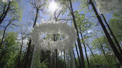 arco de bodas de flores blancas en el parque 02
