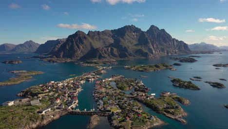 henningsvaer lofoten es un archipiélago en el condado de nordland, noruega.
