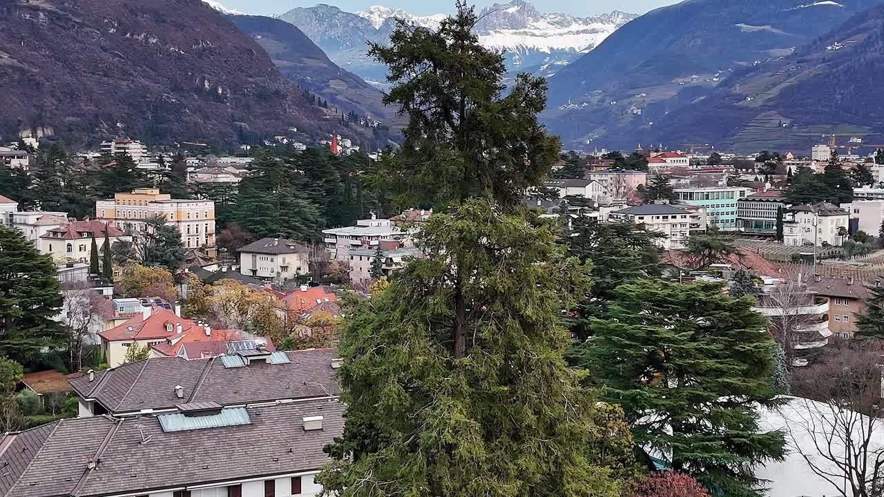 Montagne sulle Alpi vicino a una città in Italia durante il giorno