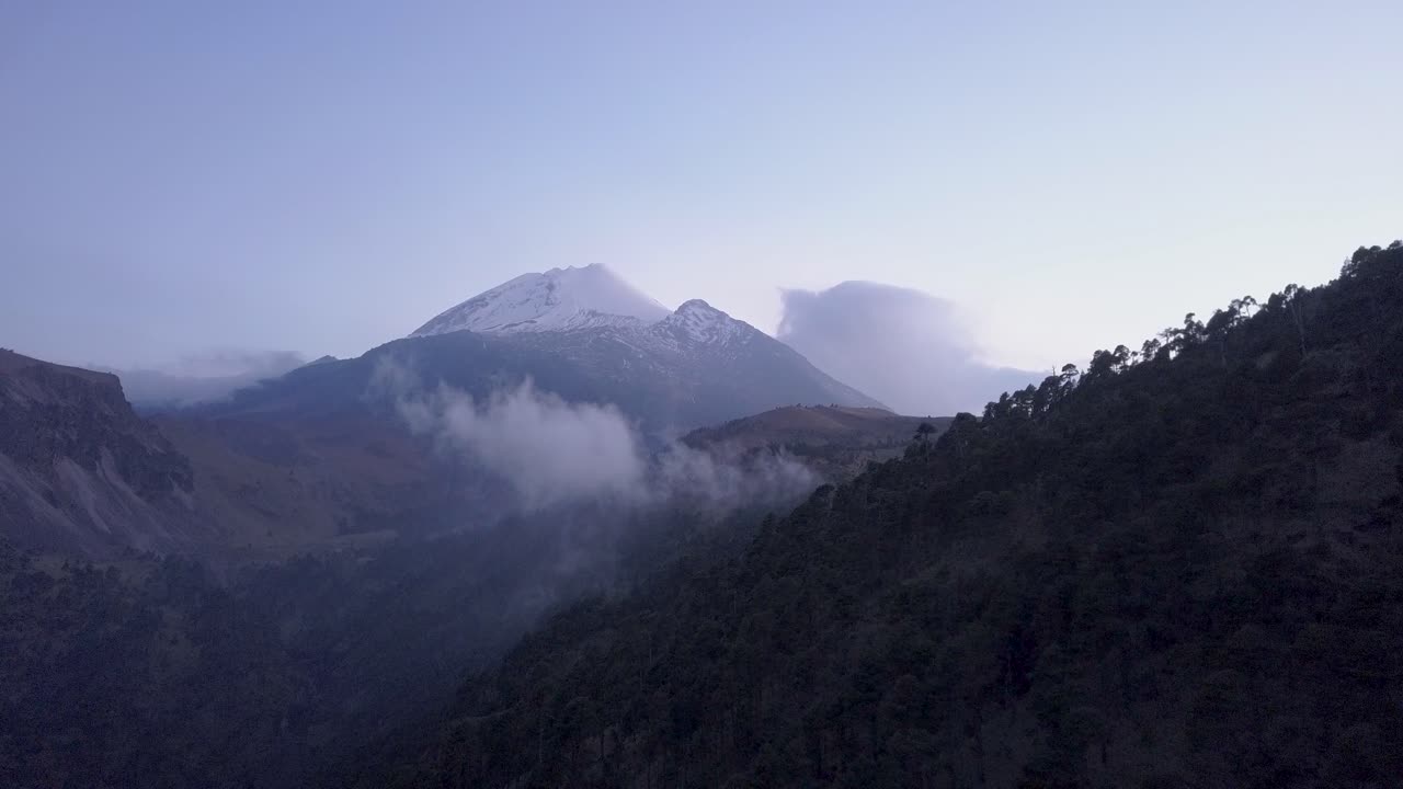 Riprese drone del Pico de Orizaba, la terza vetta più alta del Nord America, situato in Messico. Volo fluido verso la montagna vicino al tramonto