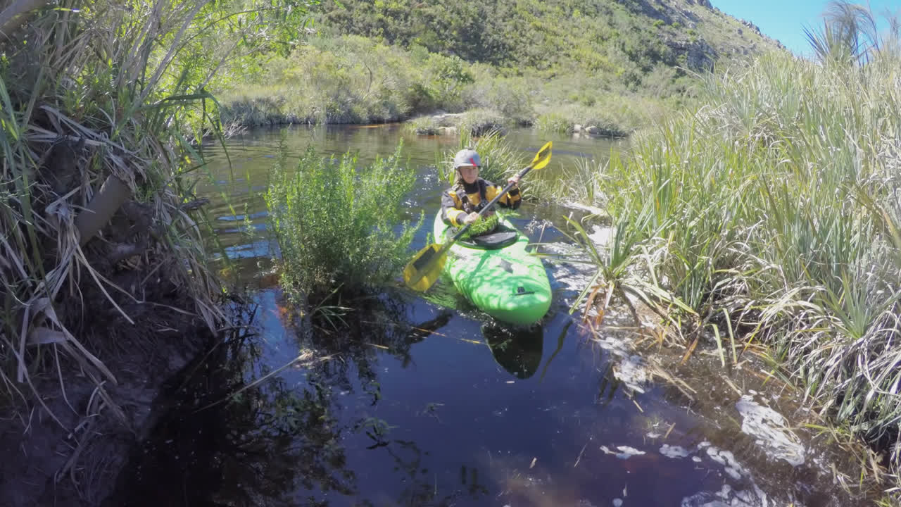 mujer en kayak en el lago en el campo 4k
