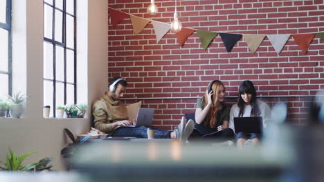 creación creativa, música y empleados que trabajan