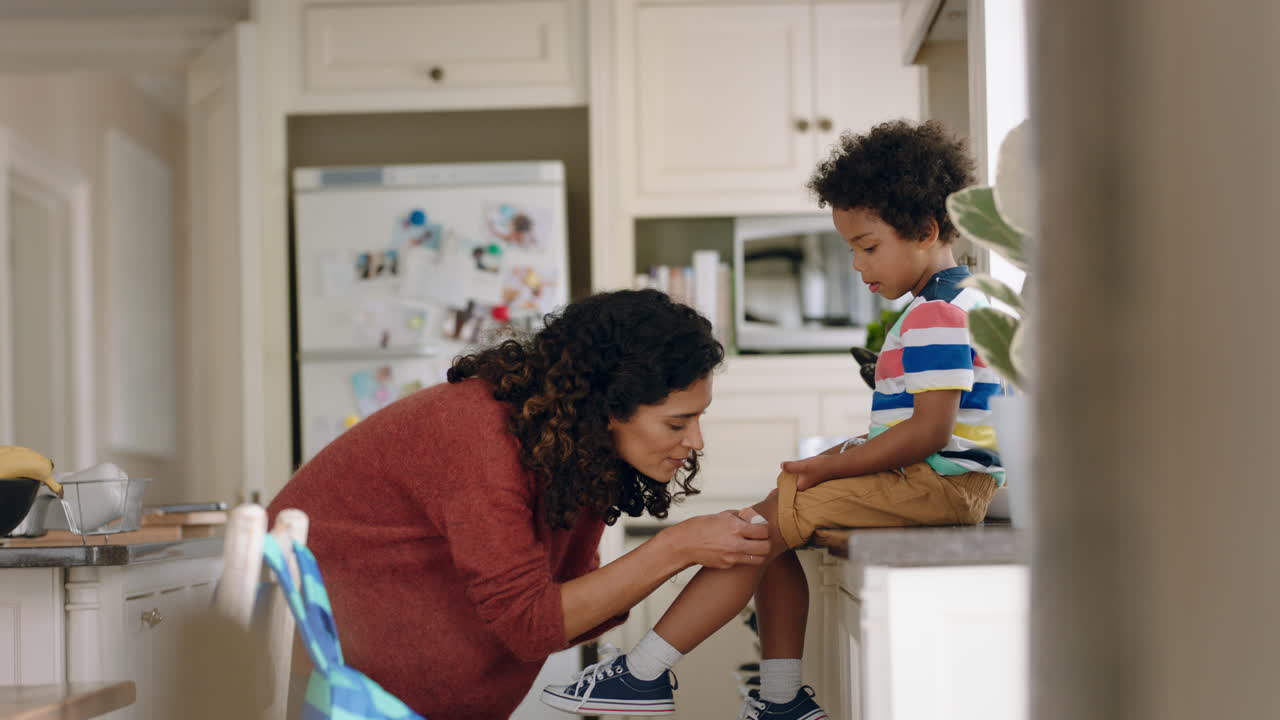 madre aplicando curitas a niños pequeños rodilla cuidando a su hijo en casa niño feliz disfrutando del amor maternal