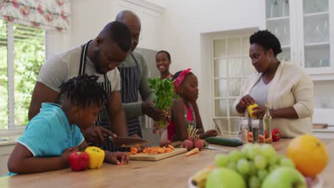 Familia-Afroamericana-De-Tres-Generaciones-Trabajando-Juntas-En-La-Cocina-De-Casa