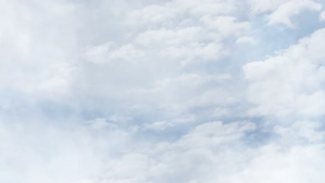 ampliar las nubes blancas que se mueven por el cielo azul