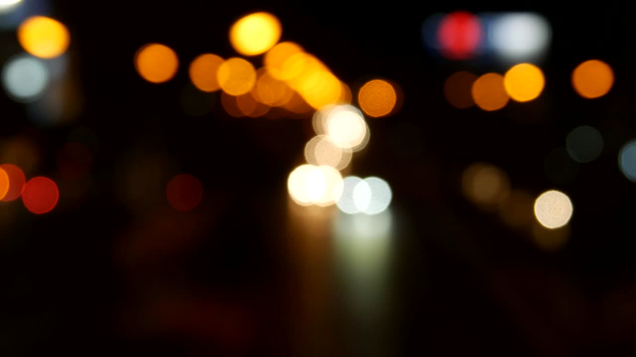 hermoso fondo bokeh en la oscuridad, fuera de foco luces durante la noche