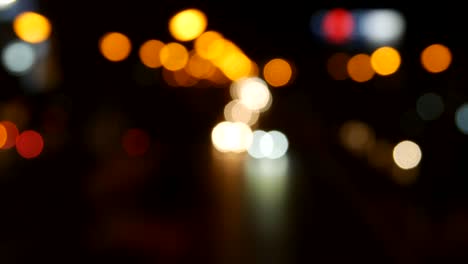 hermoso fondo bokeh en la oscuridad, fuera de foco luces durante la noche