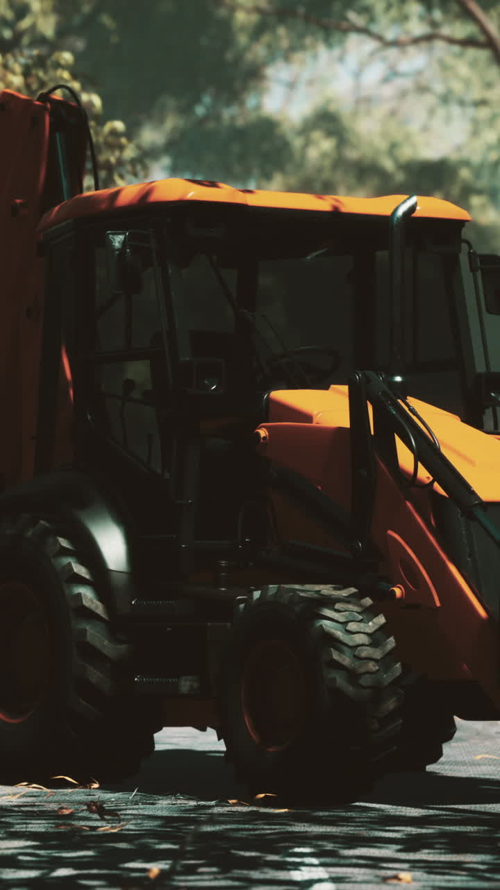 excavadora naranja en un entorno parecido a un parque