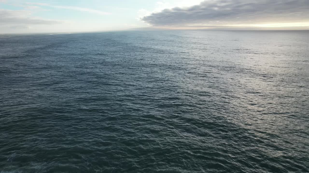 Oceano con onde che si infrangono sulla riva