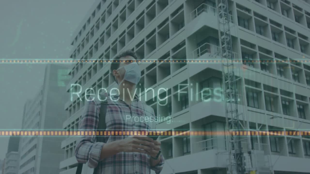 애니메이션 파일 수신 및 텍스트 처리 라틴계 남자가 스마트폰을 사용하여 마스크를 착용합니다.