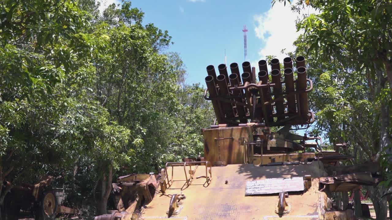 timelapse de un viejo tanque con lanzacohetes oxidado en la jungla