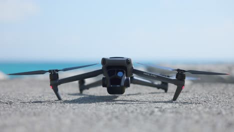 avión no tripulado estacionario dji mavic 3 pro en suelo de concreto