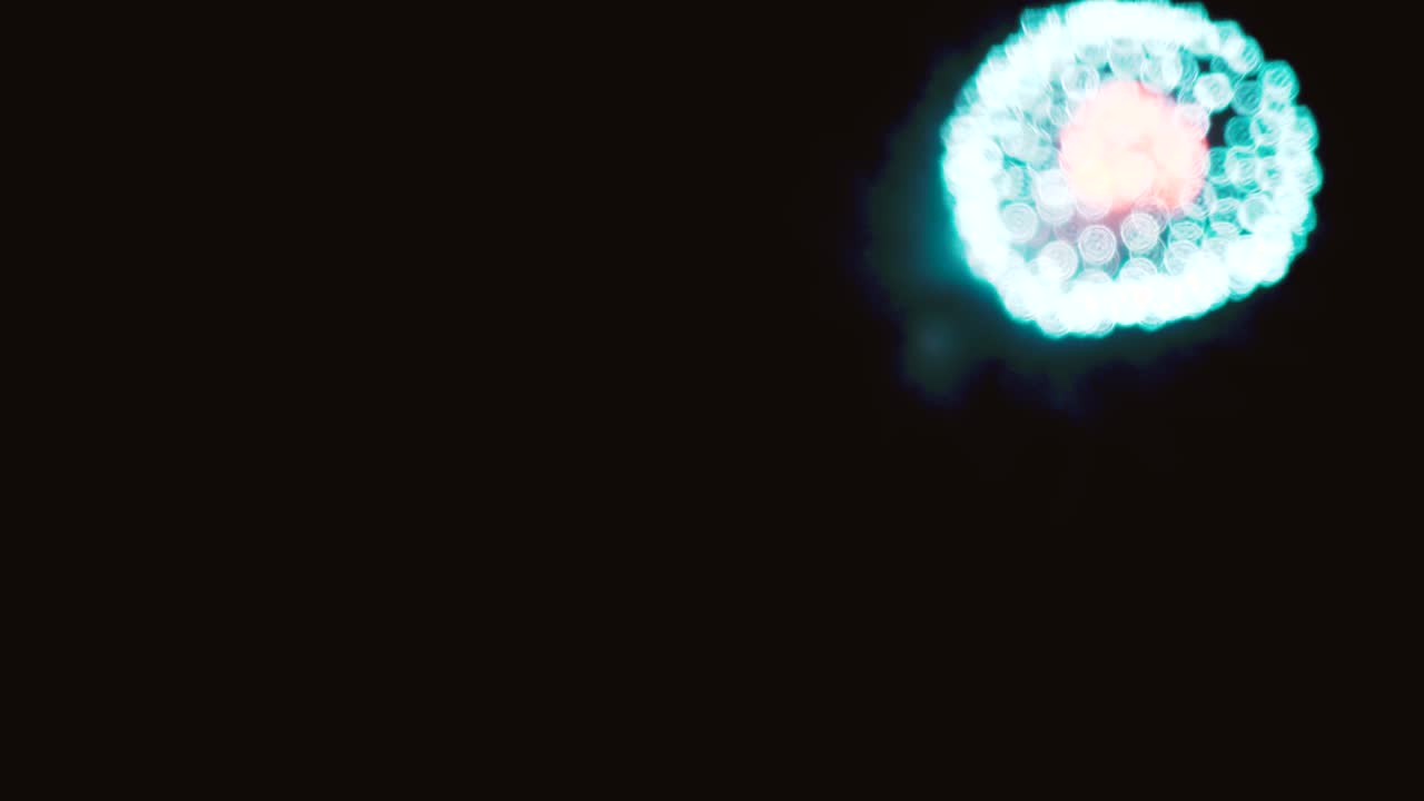 bucle sin costuras de fondo de fuegos artificiales reales. borrón abstracto de fuegos artificiales dorados brillantes reales con luces bokeh en el cielo nocturno. espectáculo de fuelos artificiales brillantes. celebración de fuegos nucleares de la víspera de año nuevo
