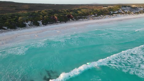 Vista-Aérea-De-Un-Surfista-Sobre-Las-Olas-En-La-Playa-De-La-Bahía-De-La-Suerte,-El-Parque-Nacional-Cap-Le-Grand,-Australia