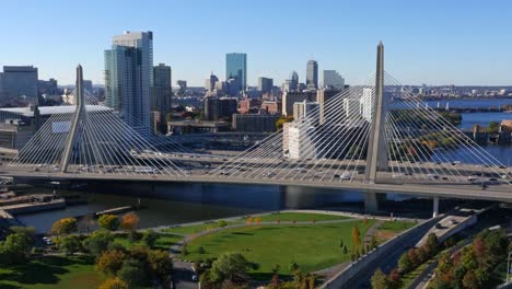 Luftbild-Von-Boston-Zakim-Bridge-Im-Sommer-Mit-Blauem-Himmel-Und-Autobahnverkehr