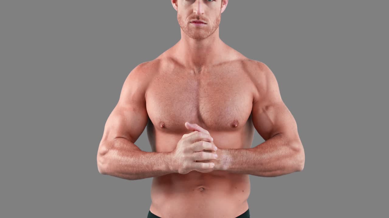 hombre musculoso flexionando sus músculos