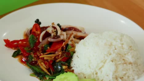 un plato vibrante con salchichas, arroz y pepino