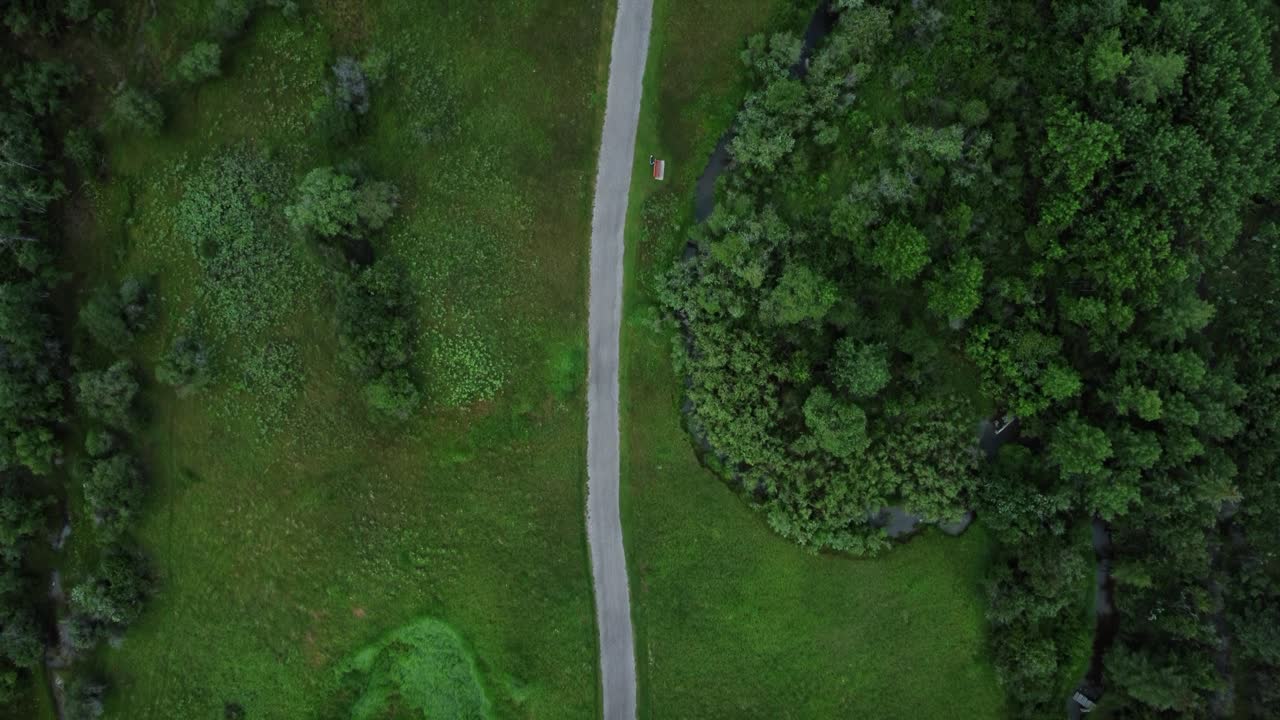 Sorvolando un sentiero del parco in un magnifico parco verde a Cochrane, Alberta, Canada.